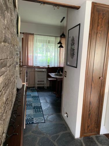 un pasillo de una casa con una puerta y una mesa en Courmayeur-Morgex, Grande Appartamento x 8 persone en Morgex