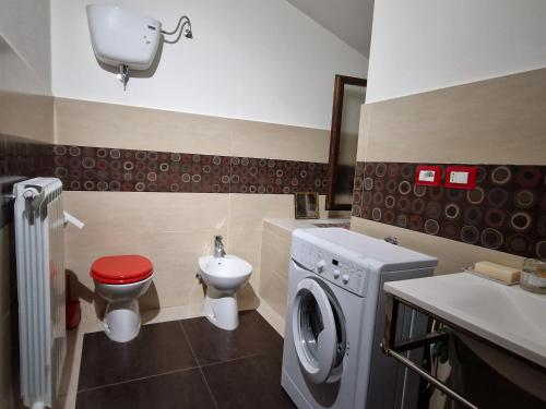Bb24 - Casa Sul Fiume في Pianello: حمام مع حوض استحمام وغسالة ملابس