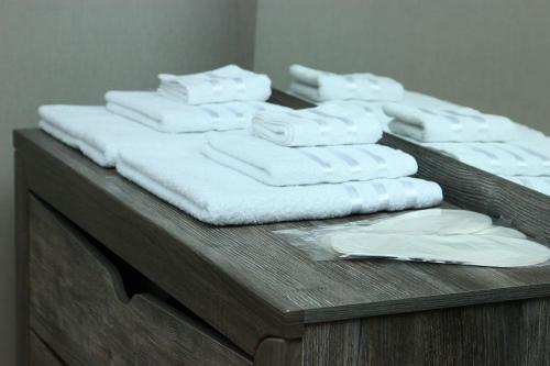 een groep witte handdoeken zittend op een houten tafel bij Guest house 17/7 in Gjoemri