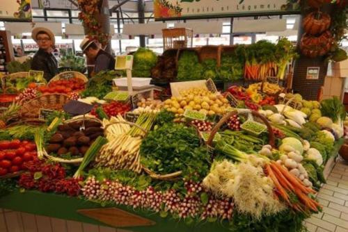 un marché rempli de nombreux légumes exposés dans l'établissement T2 Pornichet 4 pers 50m plage, à Pornichet