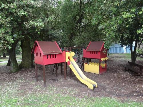 - une aire de jeux avec toboggan dans un parc dans l'établissement T2 Pornichet 4 pers 50m plage, à Pornichet