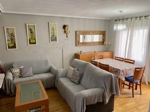 Khu vực ghế ngồi tại Acogedor y céntrico apartamento en Jaca - Wifi