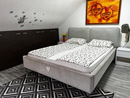 1 cama grande en una habitación con en Marina Penthouse, en Novi Sad