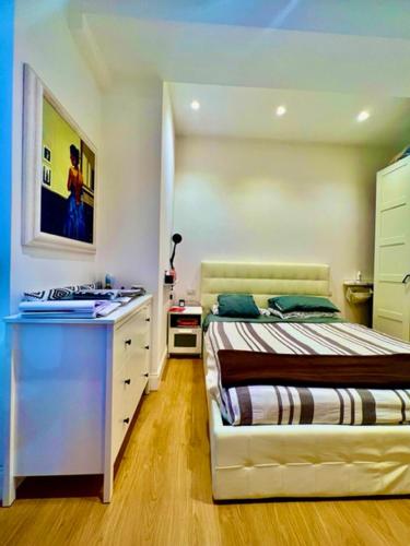 1 dormitorio con 1 cama y vestidor en Auditorium luxury suite Roma, en Roma
