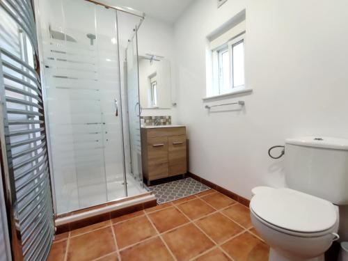 a bathroom with a shower and a toilet at Immaculate Casa 2 bed 2 bath with pool Casa Oriana Oria Almeria in Oria