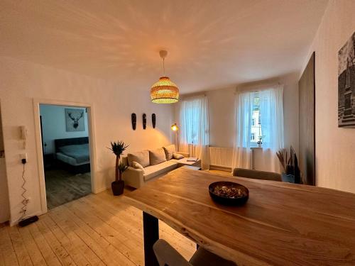 a living room with a wooden table and a couch at Vintage Apartment 1 am Kurpark von Bad Ems in Bad Ems