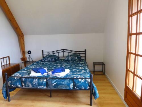 Schlafzimmer mit einem Bett mit blauer Bettwäsche und blauen Kissen in der Unterkunft MAISON entre TERRE & MER - 132 M² - 2 Km de la MER in Saint-Léonard