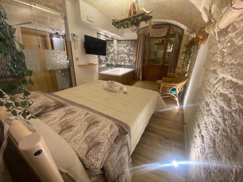 1 dormitorio con 1 cama grande y 1 habitación con en Dimora Elizabeth II en Modugno