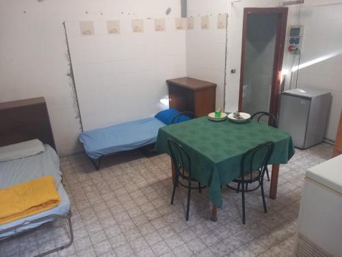 een kleine kamer met een tafel en een bed bij appartamento di Domenico 