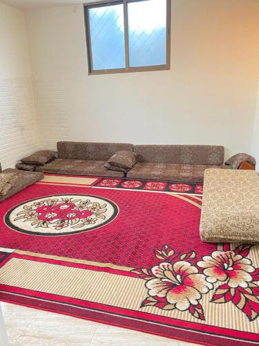 una alfombra grande en el suelo en una habitación en Omar home, en Madaba