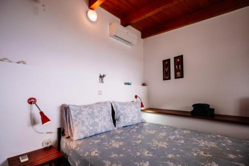 1 dormitorio con 1 cama en una habitación en Floreica Studio By The Sea, en Skinária