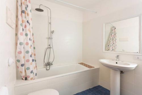 A bathroom at Casa Calderai art and design