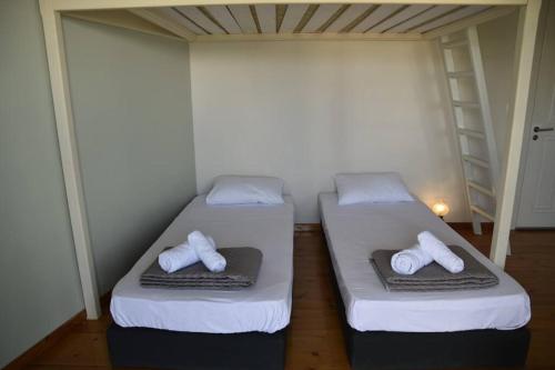 Postel nebo postele na pokoji v ubytování Villa Palli - Βίλα με θέα θάλασσα και μεγάλο μπαλκόνι