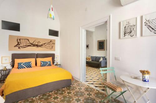 - une chambre avec un lit et un salon dans l'établissement Casa Calderai art and design, à Palerme