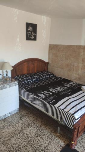 1 cama en una habitación con en Casita con mirador, en Málaga