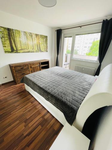 - une chambre avec un lit et une fenêtre dans l'établissement MEXY apartment, à Košice
