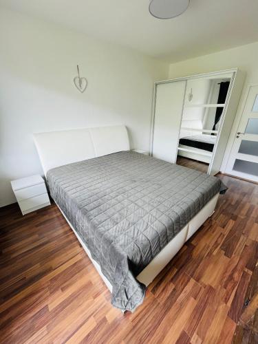 Ce lit se trouve dans un dortoir doté de parquet. dans l'établissement MEXY apartment, à Košice