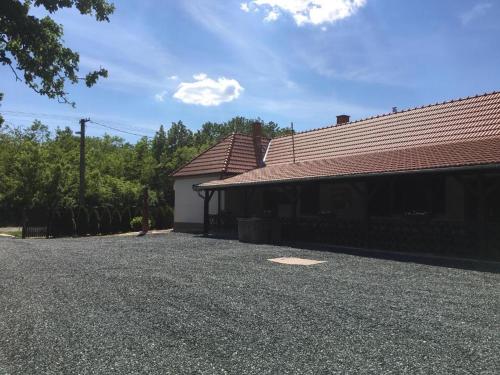 uma casa com um telhado vermelho e uma entrada em Vadászház em Rádócújfalu