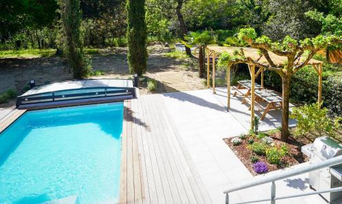 - une piscine avec une terrasse, une table et des chaises dans l'établissement La Casita - Ronce les bains, à La Tremblade
