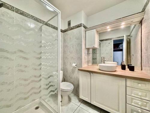 une salle de bain avec toilettes, lavabo et douche dans l'établissement Beau studio centre Juan les Pins à 300m des plages, à Antibes