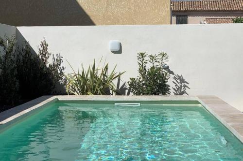 a small swimming pool in the side of a building at Maison de village 150 M2 au calme climatisée, piscine in Rasteau