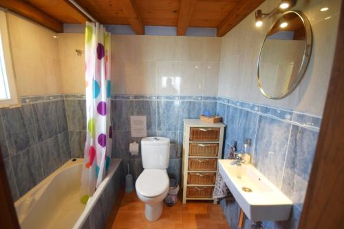 La salle de bains est pourvue de toilettes, d'une baignoire et d'un lavabo. dans l'établissement Casa Florita, à Puntagorda