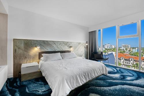 Ένα ή περισσότερα κρεβάτια σε δωμάτιο στο The W Beachfront Condo Retreat