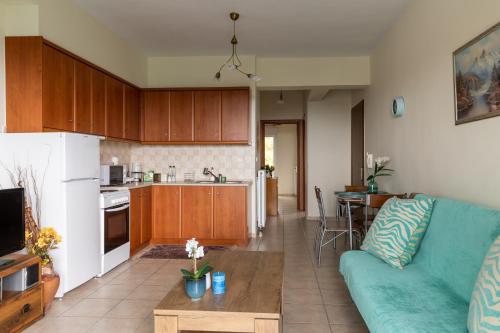 sala de estar con sofá y cocina en Mar y Montaña Apartments Litochoro, en Litóchoron