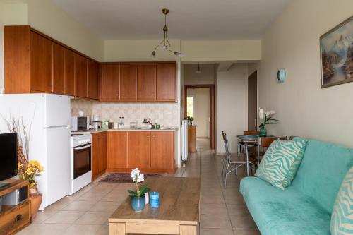 a living room with a couch and a kitchen at Mar y Montaña Apartments Litochoro in Litochoro