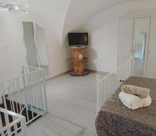 een slaapkamer met een bed en een tv in een kamer bij Dimora Lucia Majorana in Catania