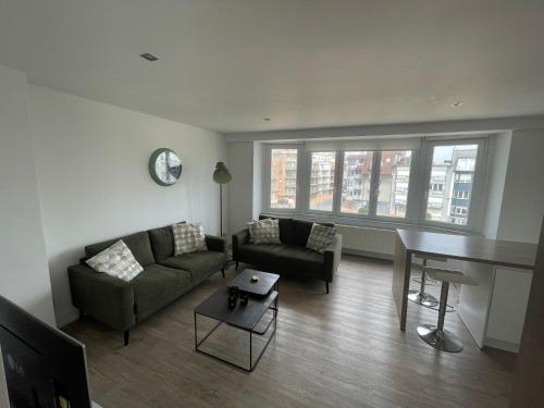 ミッデルケルケにあるCaroline Chérieのソファとテーブルのあるリビングルーム