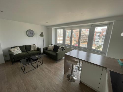 ミッデルケルケにあるCaroline Chérieのソファとテーブルのあるリビングルーム