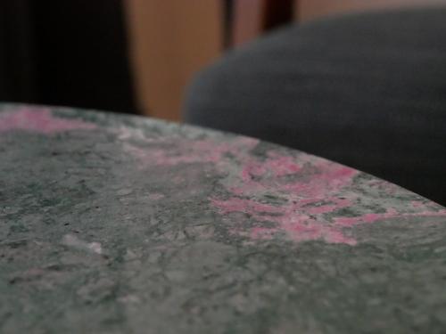 a table with a pink flower on top of it at Clos de la Providence Chambres d'hôtes, piscine et Spa in Nolay