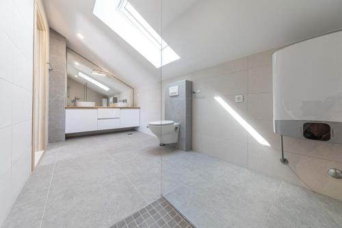 Ένα μπάνιο στο Villa Pinia