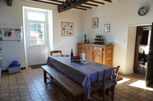 eine Küche mit einem Tisch und einem blauen Tischtuch darauf in der Unterkunft Grande maison accueillante 