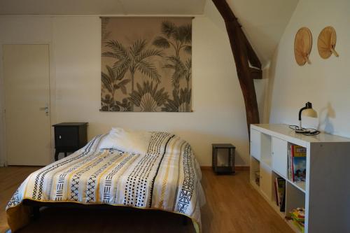 ein Schlafzimmer mit einem Bett und einem Wandgemälde in der Unterkunft Grande maison accueillante 
