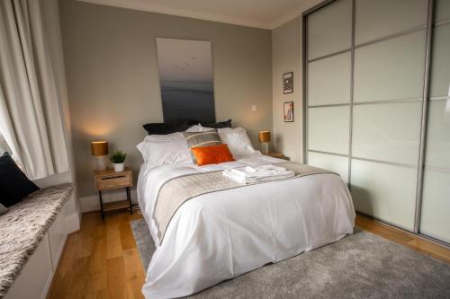 Tempat tidur dalam kamar di Entire home in Streatham with lovely views & ultra fast Wi-Fi