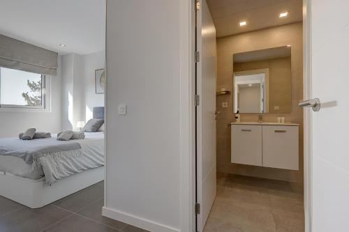 Kúpeľňa v ubytovaní Brand new apartment with pool and SEA VIEW in Marbella