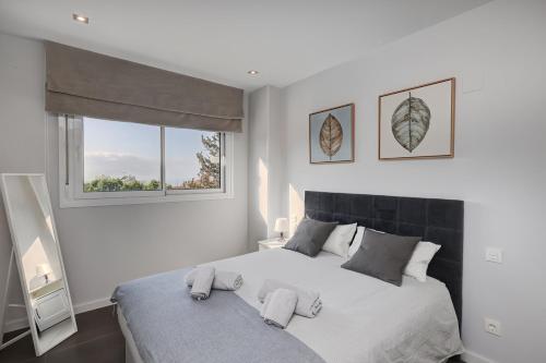 Posteľ alebo postele v izbe v ubytovaní Brand new apartment with pool and SEA VIEW in Marbella