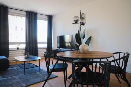 een woonkamer met een tafel en stoelen bij JAWO Apartments im Herzen von Koblenz in Koblenz