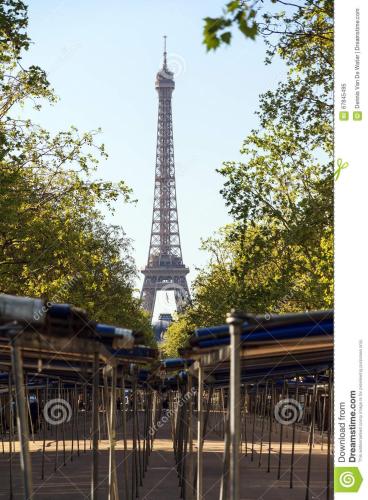 widok na wieżę Eiffel w Paryżu w obiekcie Bien situe w Paryżu