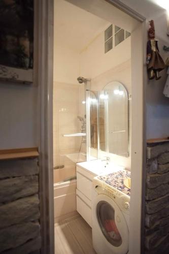 een badkamer met een wasmachine en een douche bij Bien situe in Parijs