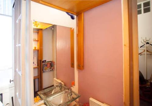een badkamer met een wastafel en een spiegel bij Bien situe in Parijs