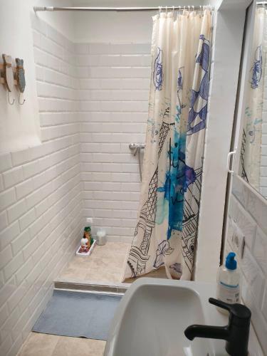 a bathroom with a shower with a shower curtain at Alba 2 apartamento y Alba 3 habitación con baño in Puerto del Rosario