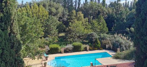 einen Blick über den Pool im Garten in der Unterkunft gite colline in Les Angles Gard
