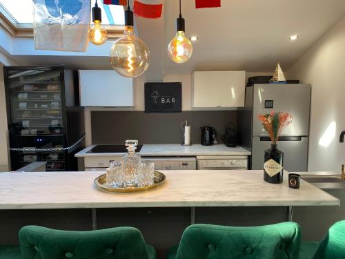 Welcome to Matteo's Bar - Place Massena 5min beach