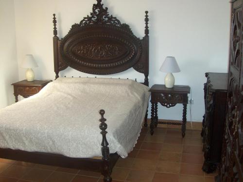 ルース・デ・タビラにあるCasa típica no campoのベッドルーム1室(大型ベッド1台、ナイトスタンド2台付)