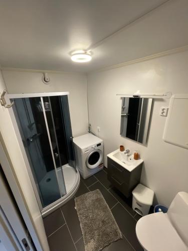 La petite salle de bains est pourvue de toilettes et d'un lavabo. dans l'établissement Strandveien 71, à Skjervøy