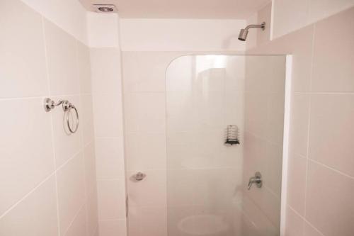 サルタにあるDepartamento Zona Portezuelo - Moderno, turísticoの白いバスルーム(シャワー、トイレ付)