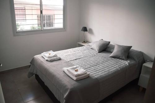 サルタにあるDepartamento Zona Portezuelo - Moderno, turísticoのベッドルーム1室(大型ベッド1台、タオル付)